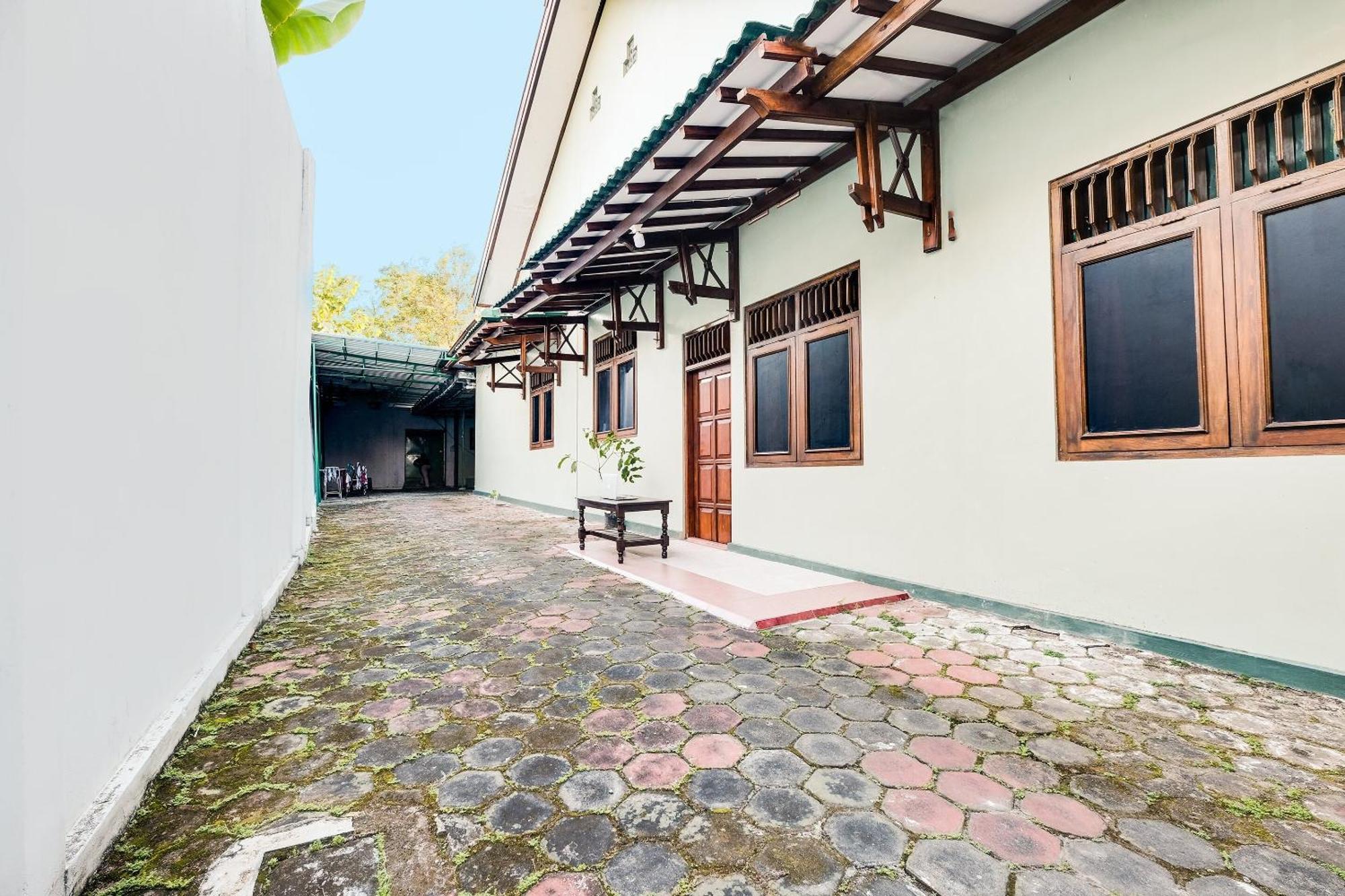 Spot On 92068 Pudja Kesuma Homestay Syariah Yogyakarta Pedes Exterior photo